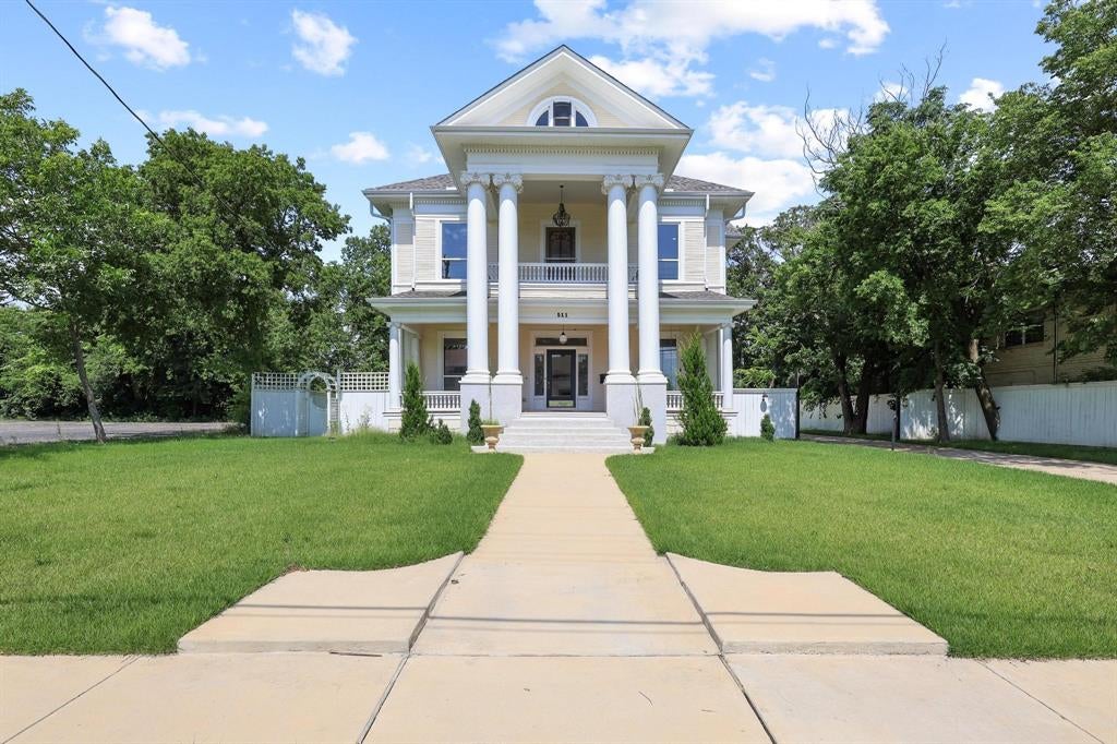 511 Travis Street — photo