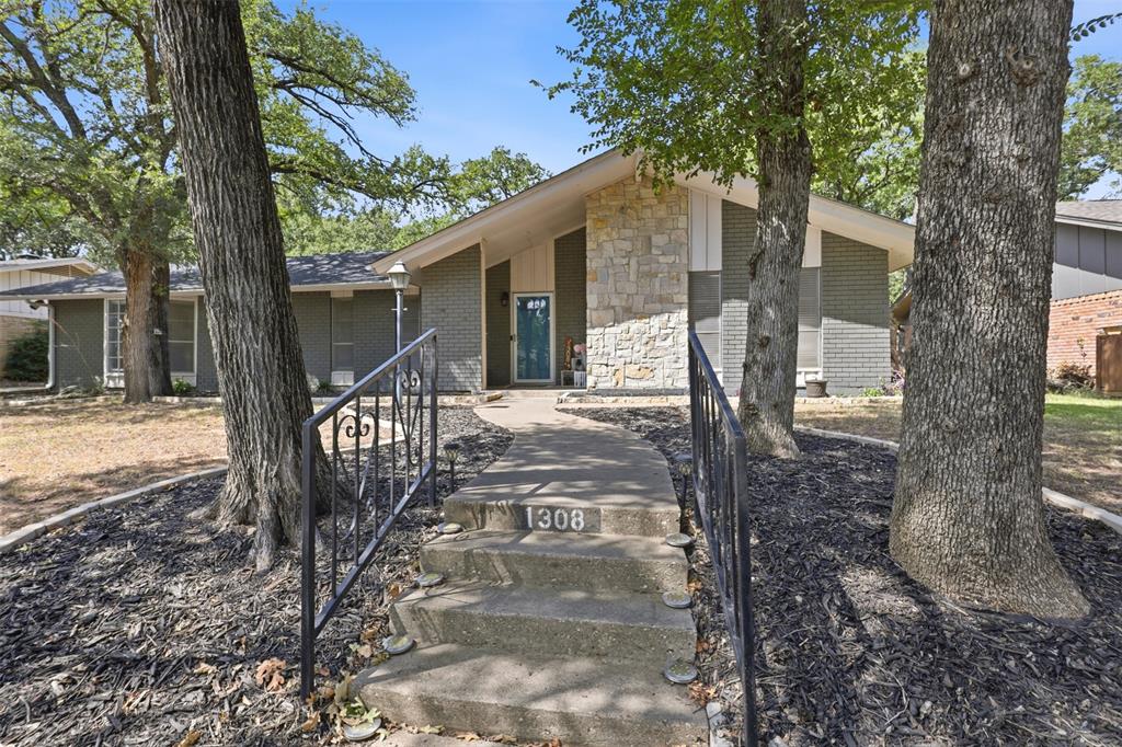 1308 W Redbud Drive — photo