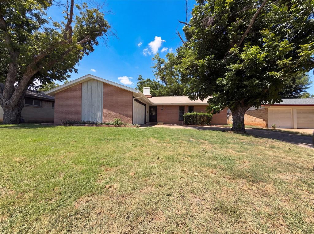 2111 Royal Oaks Drive — photo