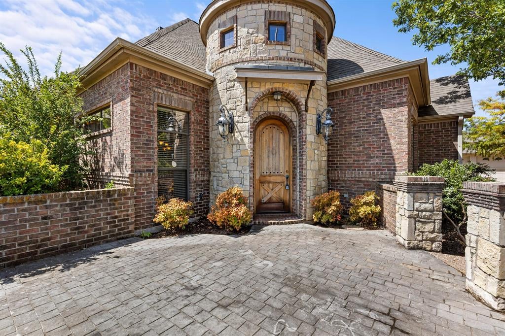 610 Vanishing Oaks Drive — photo