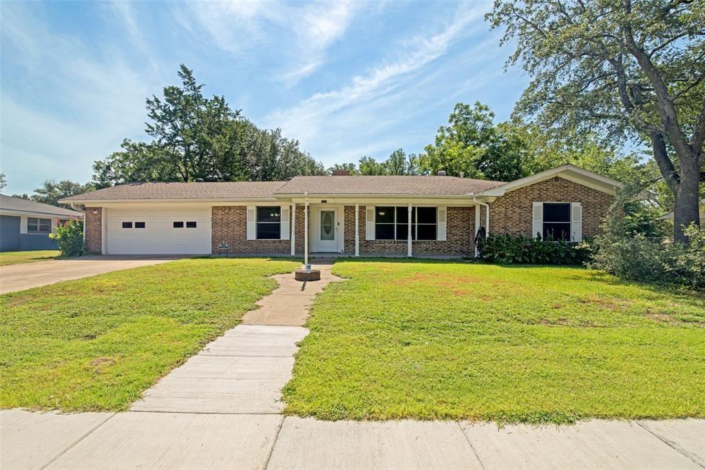 1107 Royal Drive — photo