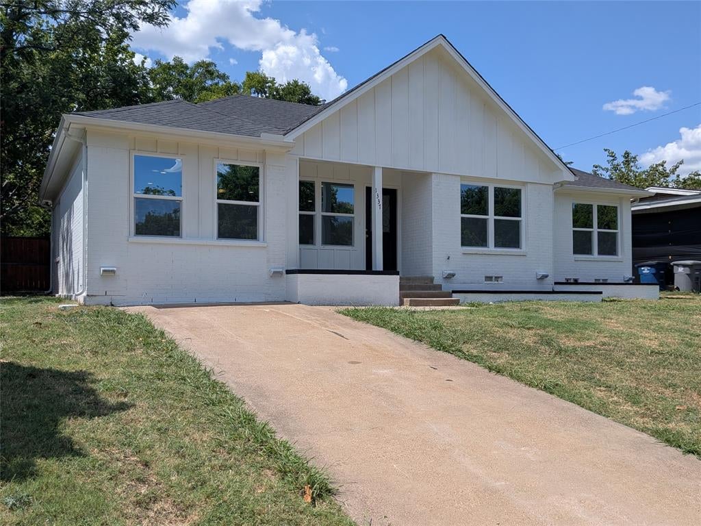 1337 Adelaide Drive — photo