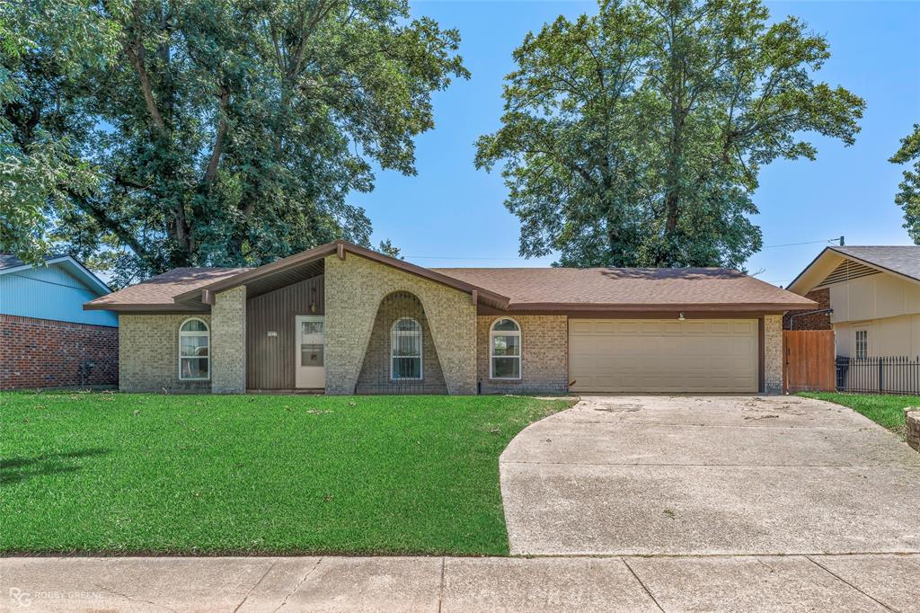 3911 Parkway Drive — photo
