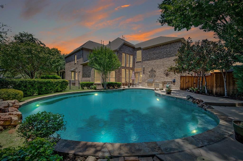 8572 Rochdale Court — photo
