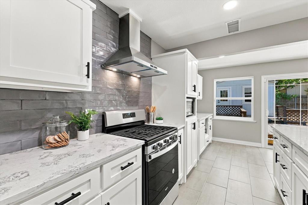 2325 N Lockhart Street — photo