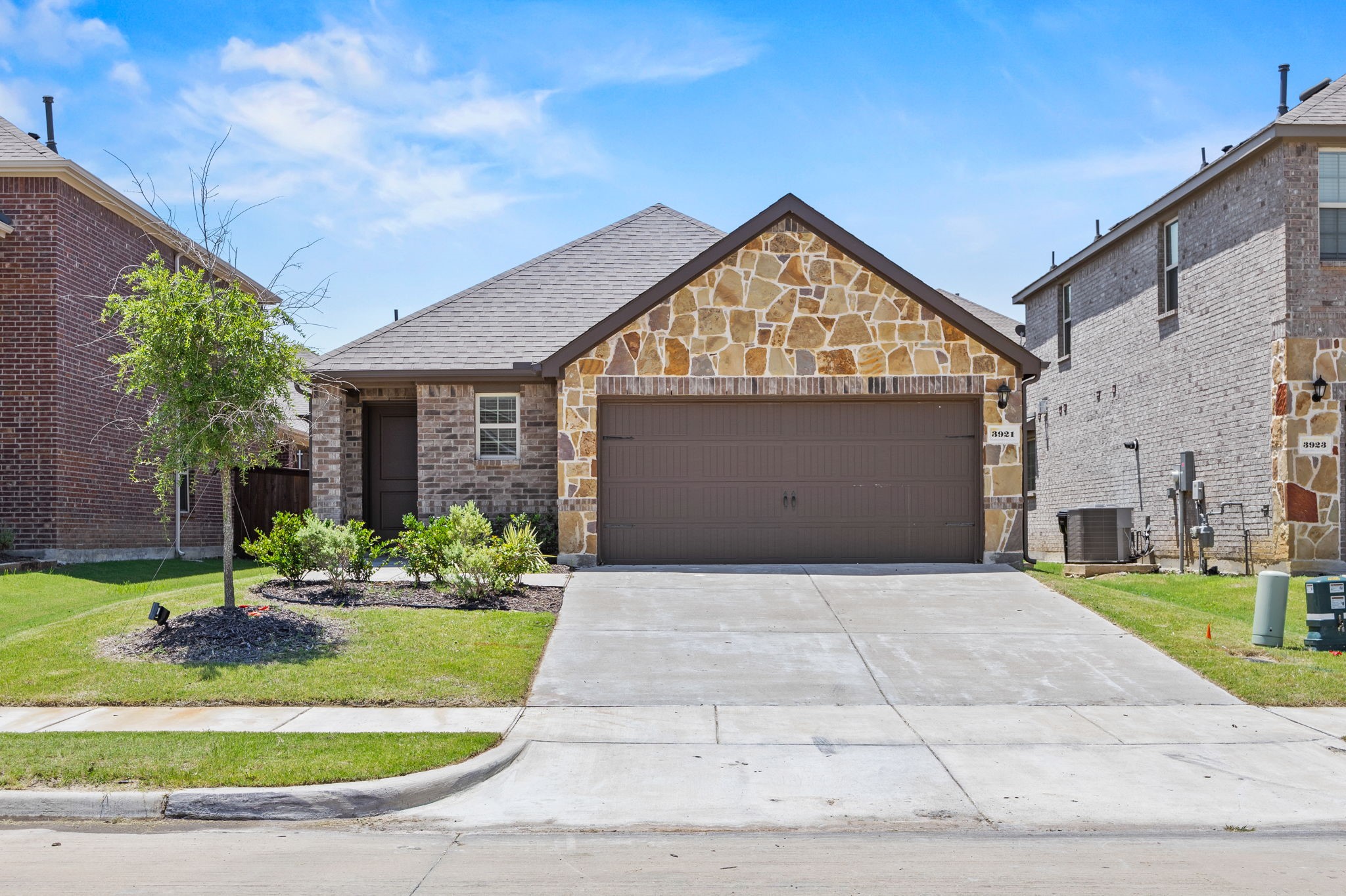 3921 Oak Creek Circle — photo