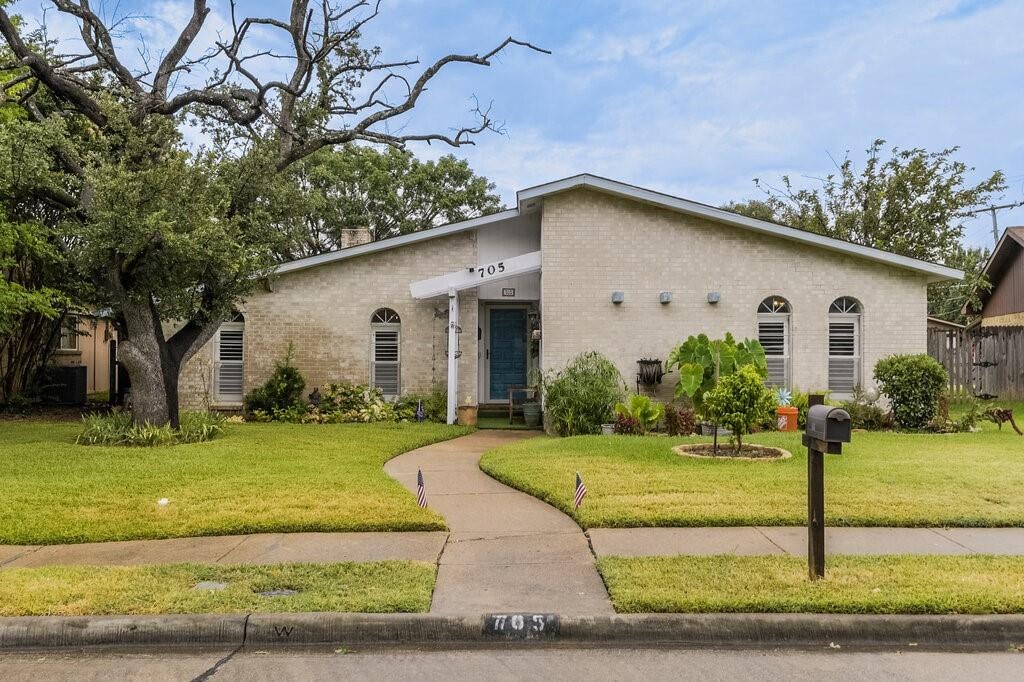 705 Bluebonnet Drive — photo