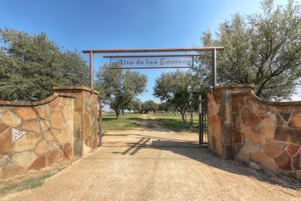 6887 Von Ormy Road, San Antonio, TX 78073 — photo 2