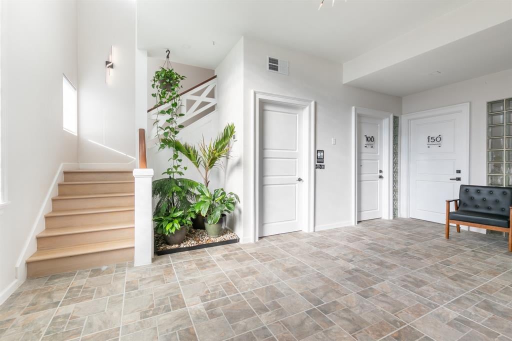 1307 W Abram Street 201 — photo