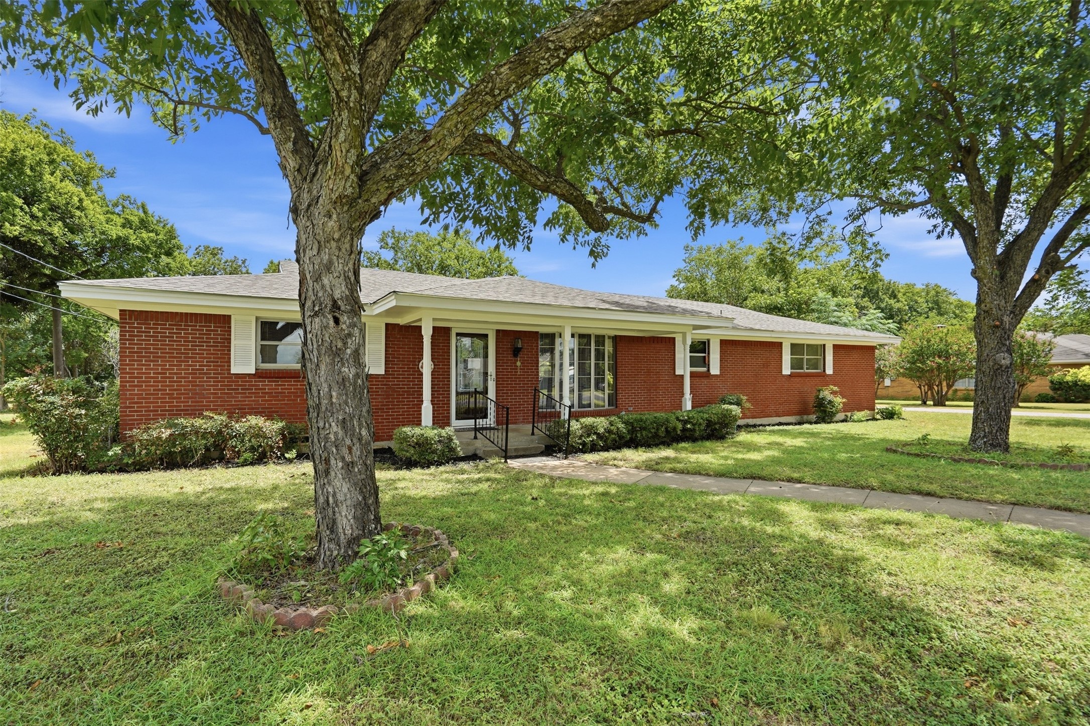 206 Mcanear Street, Cleburne, TX 76033 — photo 2