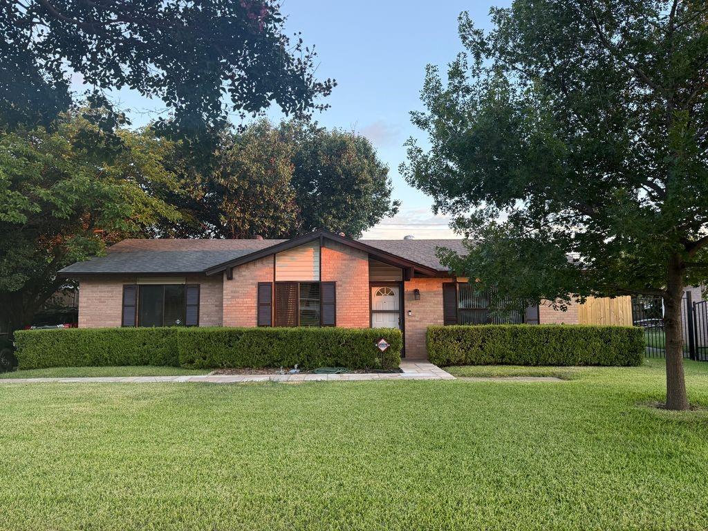 3526 W Rochelle Road — photo