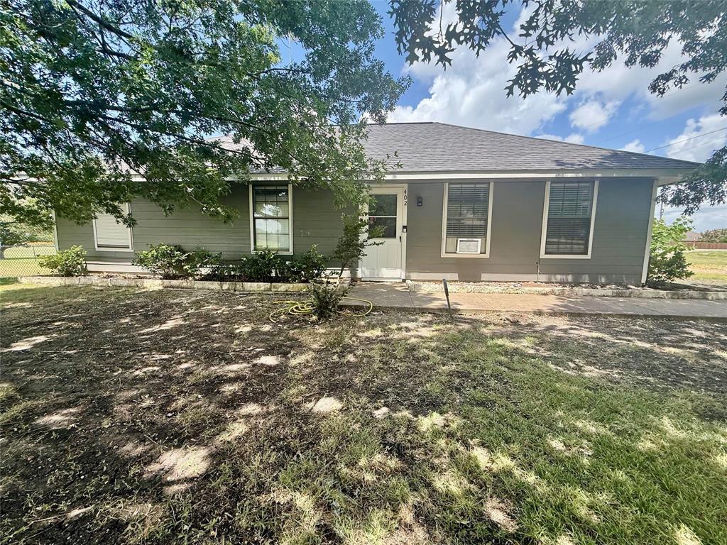 402 Lloyds Lane — photo