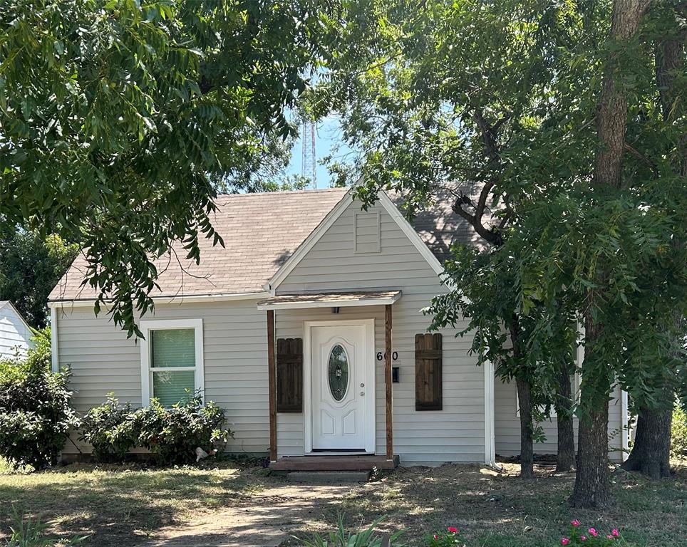 600 E Robert Street — photo