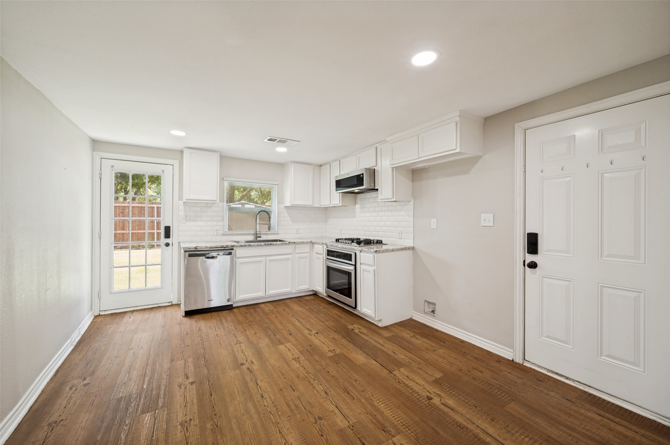 117 E Division Street, Pilot Point, TX 76258 — photo 2