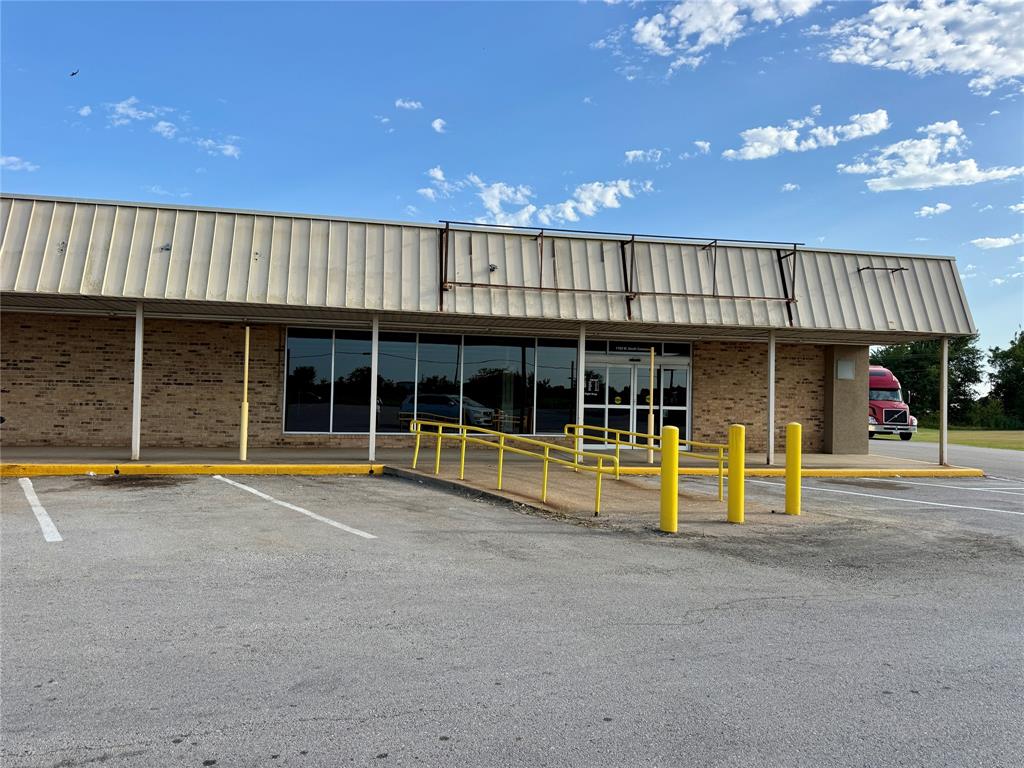 1105 W South Commerce Street — photo
