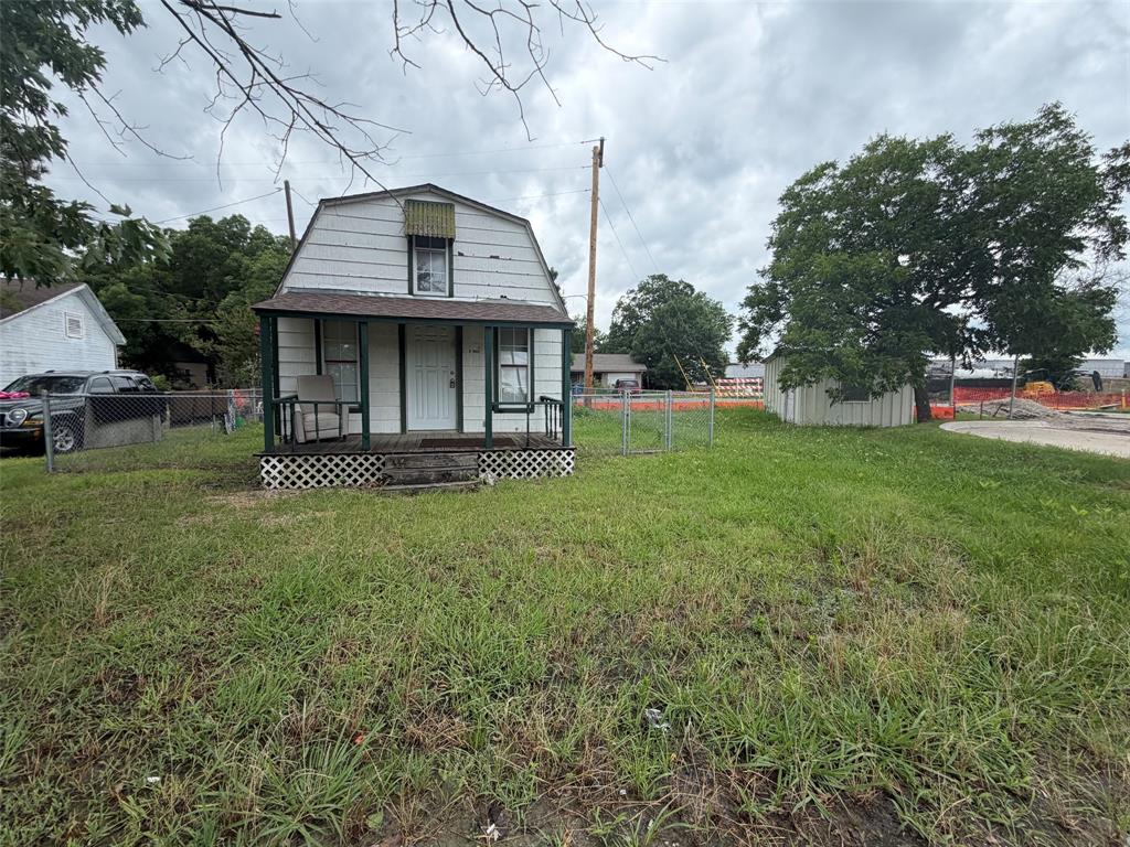 754 N Waco — photo