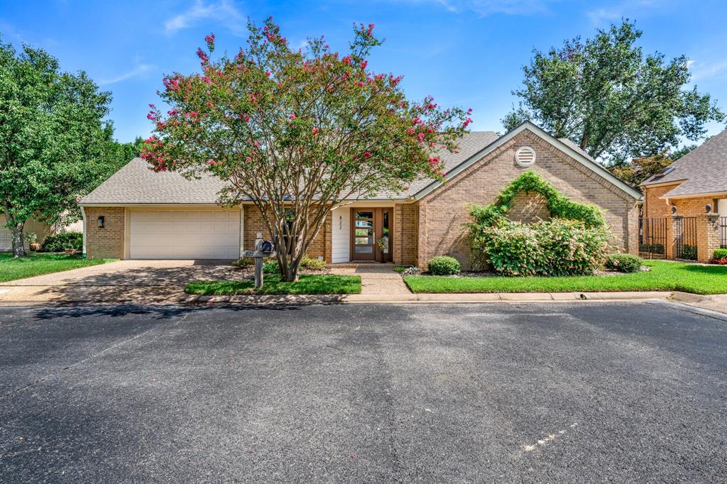 822 Ashford Court — photo