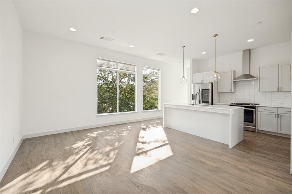 2103 Bennett Avenue 60 — photo