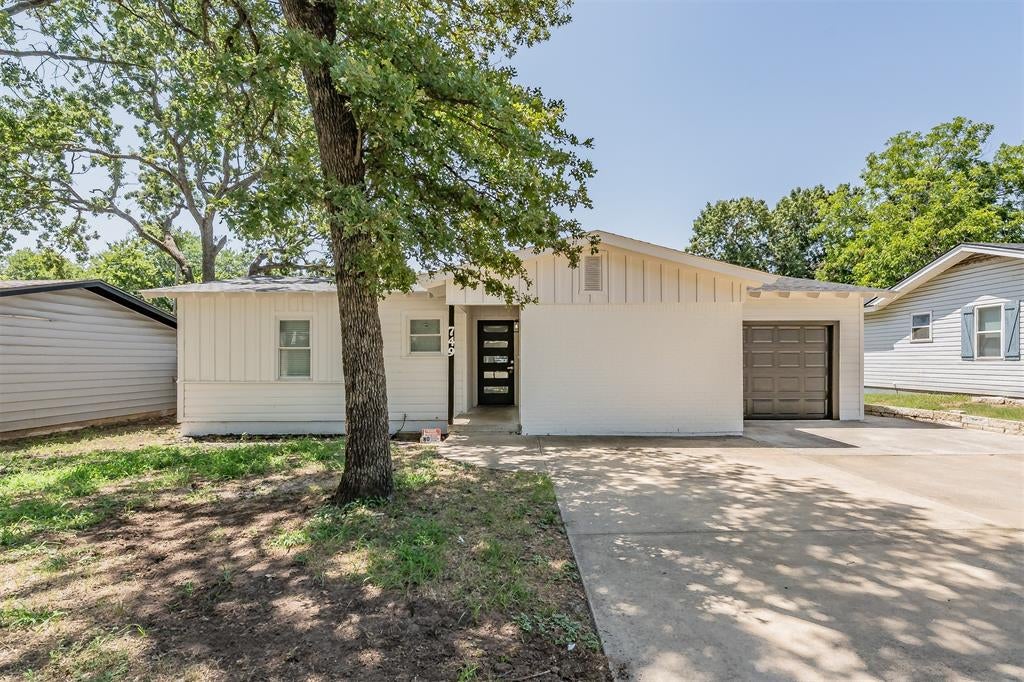 749 W Redbud Drive — photo