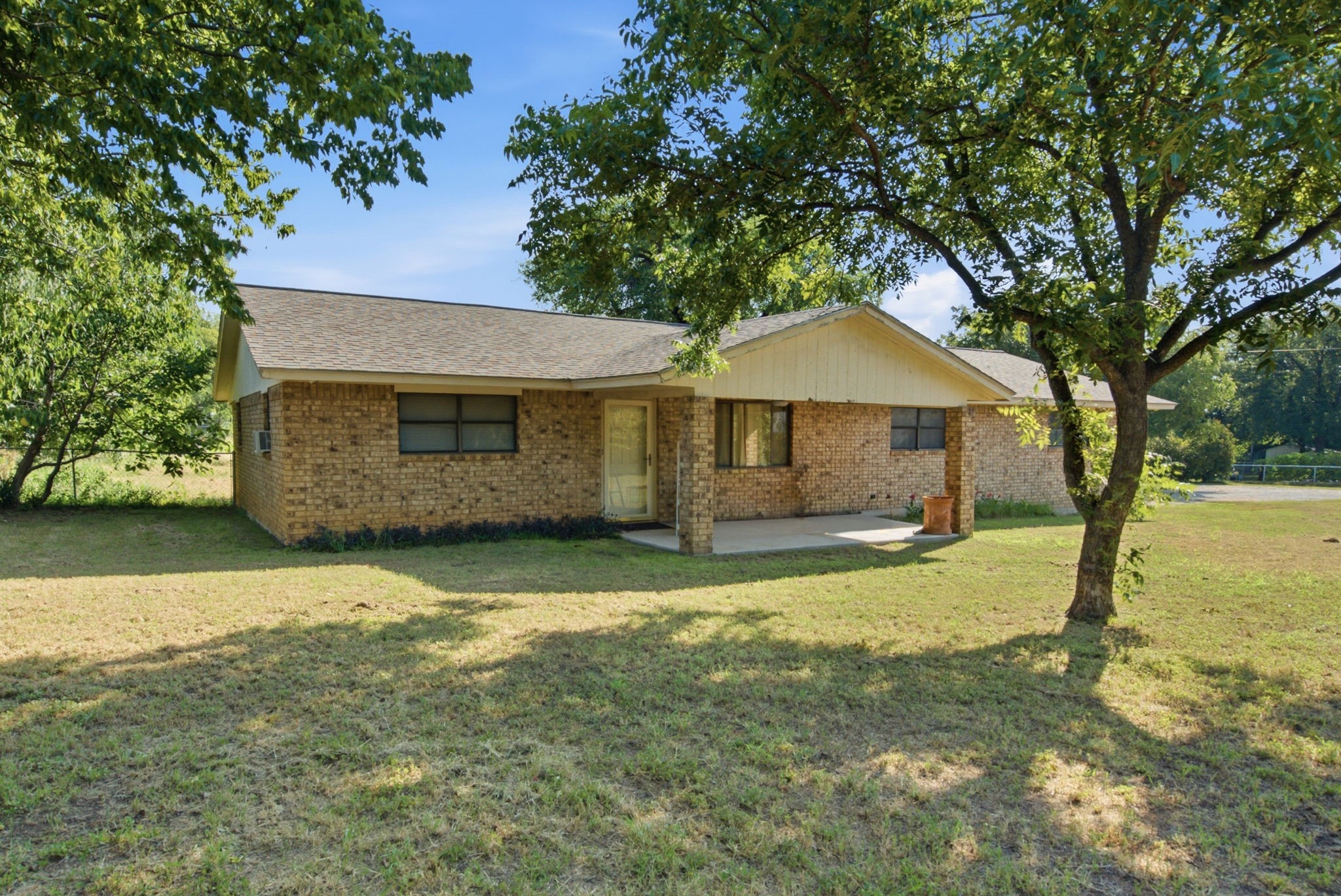 917 E Ross Avenue, De Leon, TX 76444 — photo 2
