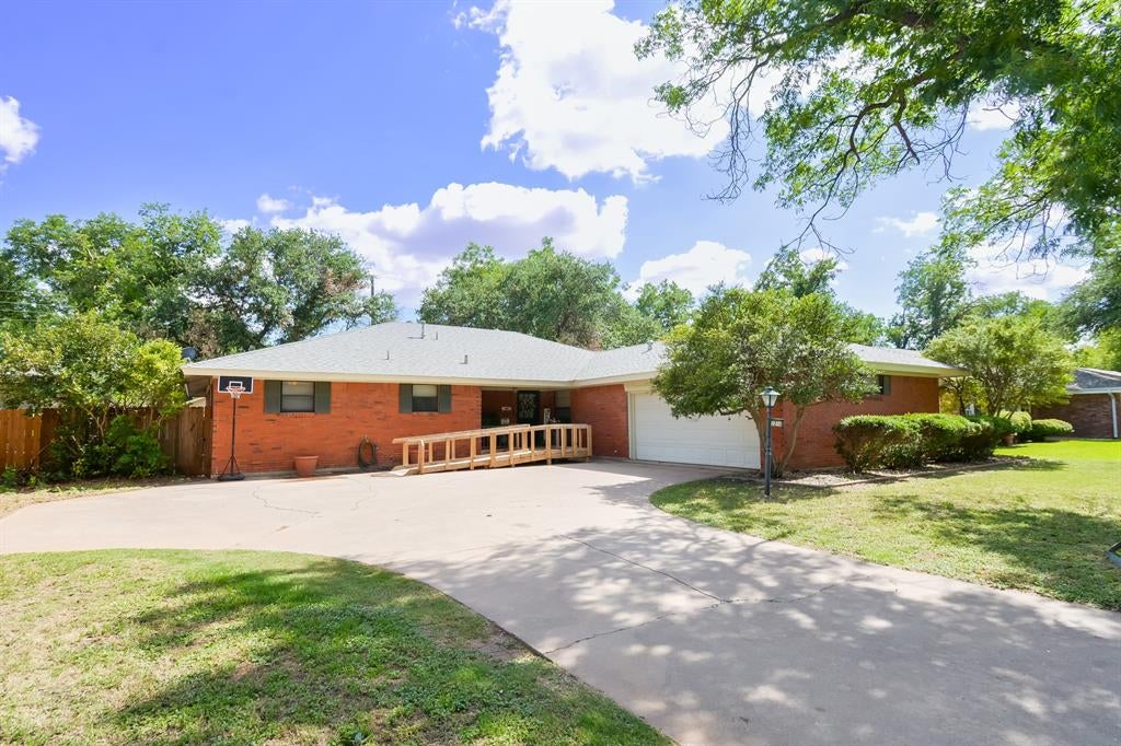 2233 River Oaks Circle — photo