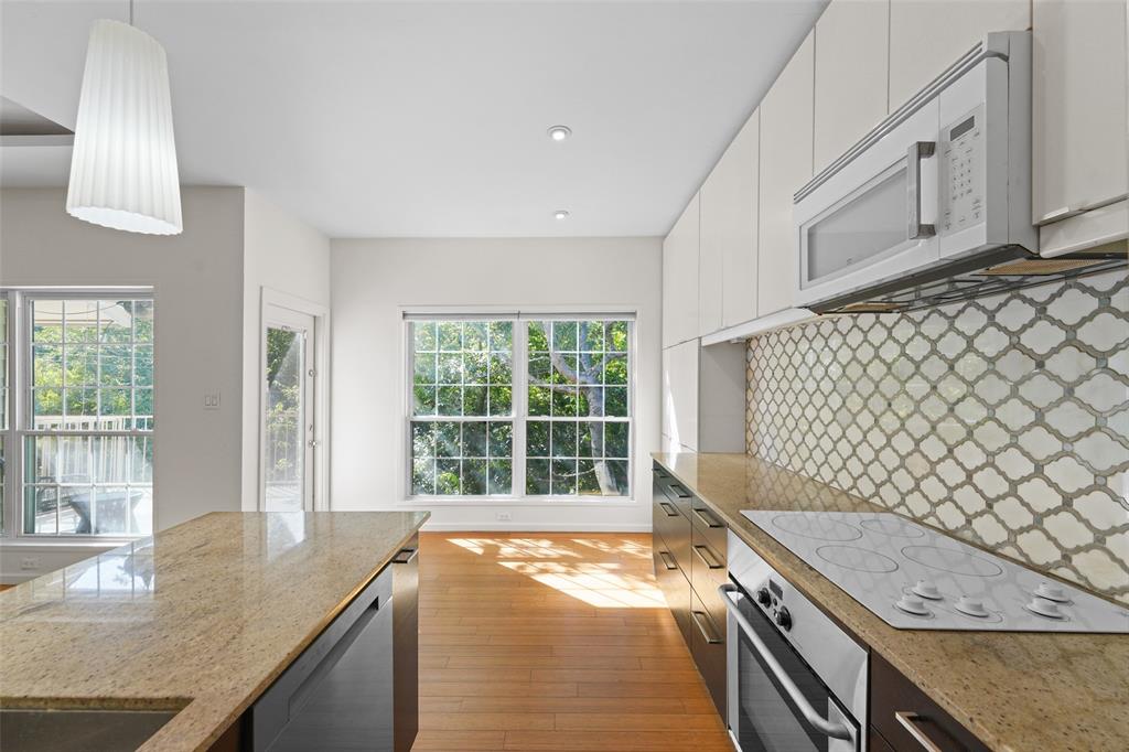 7151 Gaston 406 — photo