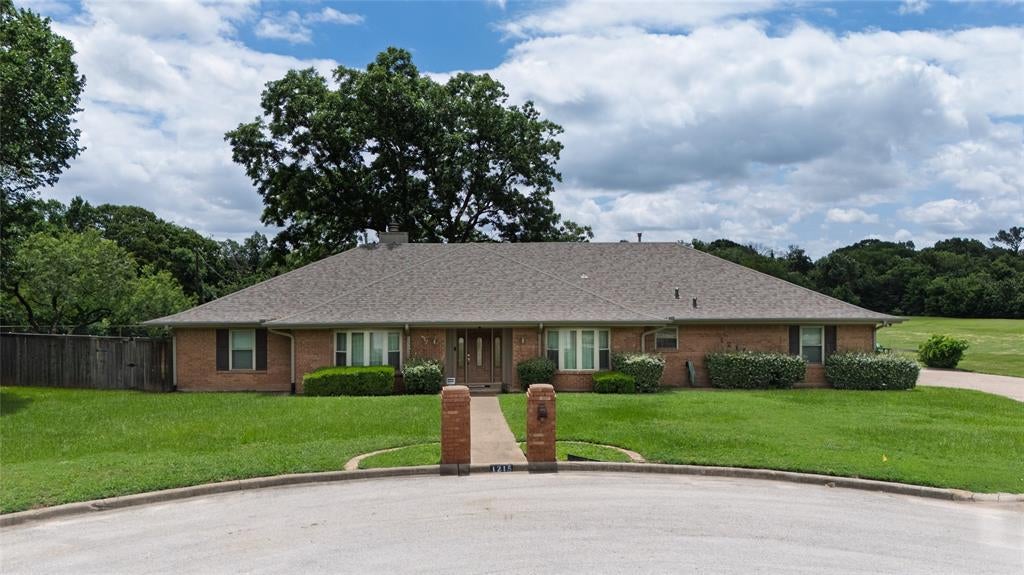 1215 Oakwood Trail — photo