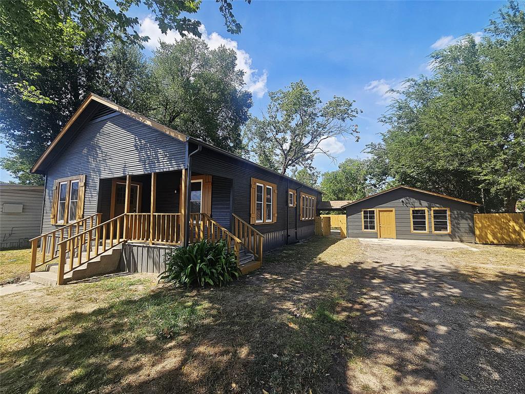 305 W Sabine Street — photo
