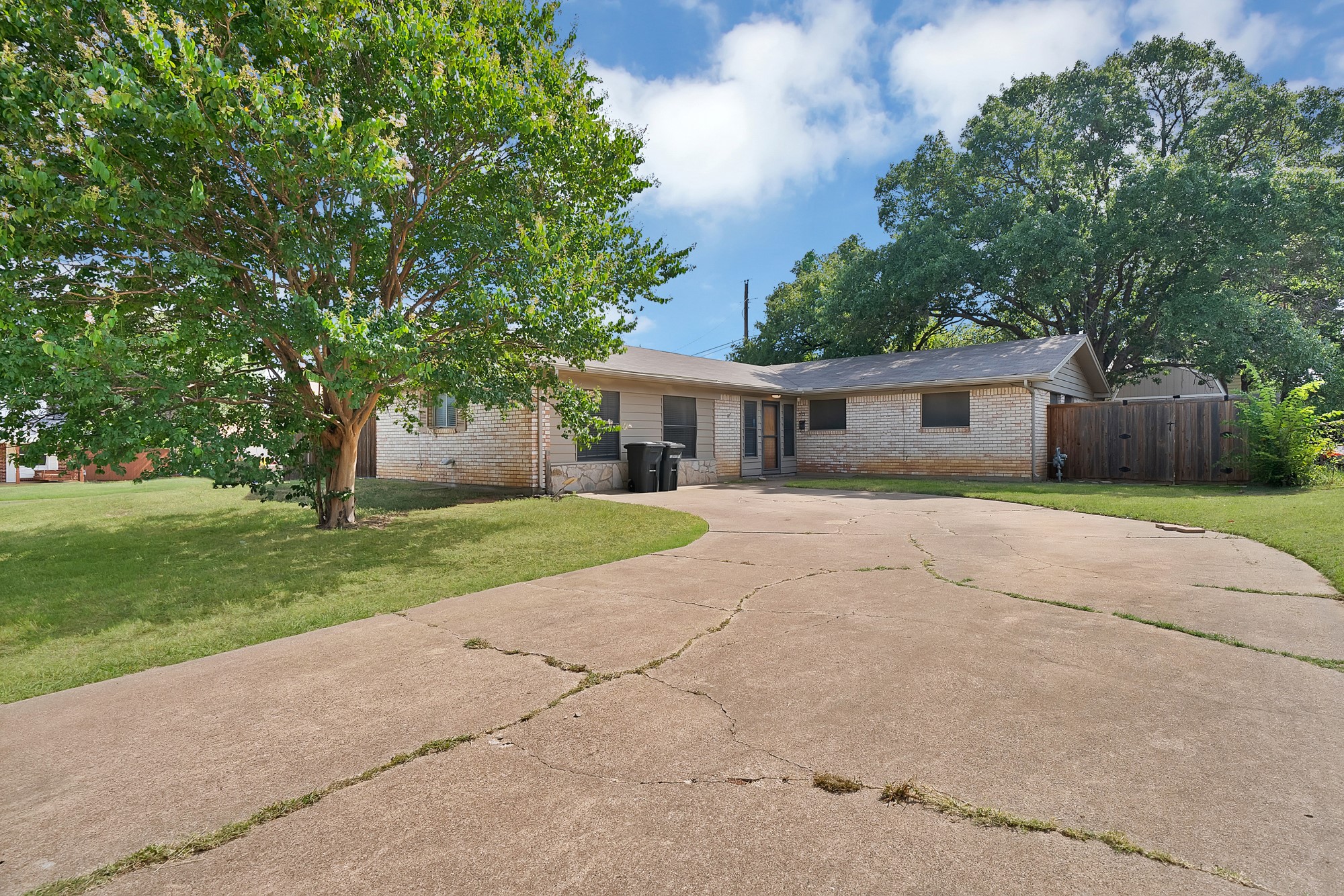 509 Henslee Drive, Euless, TX 76040 — photo 2