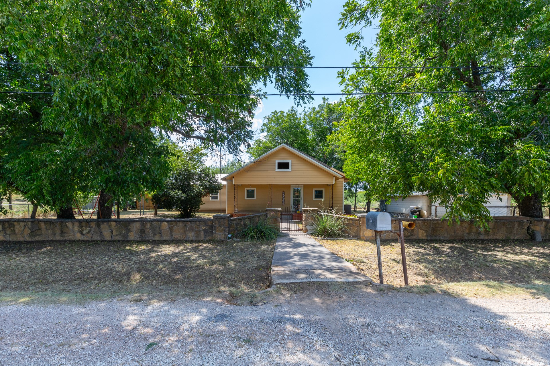 832 Peyton Street, Baird, TX 79504 — photo 2