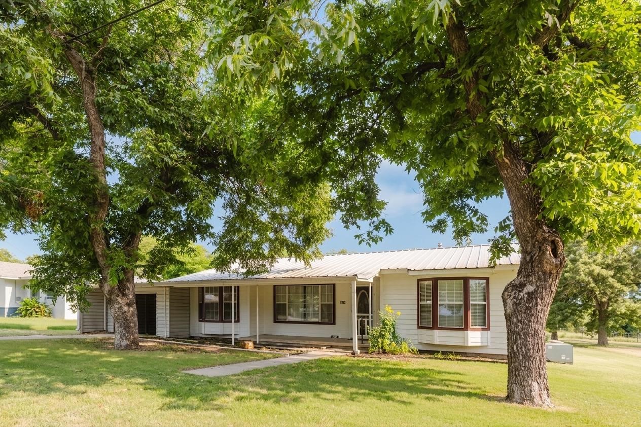 649 E Short Avenue, De Leon, TX 76444 — photo 2