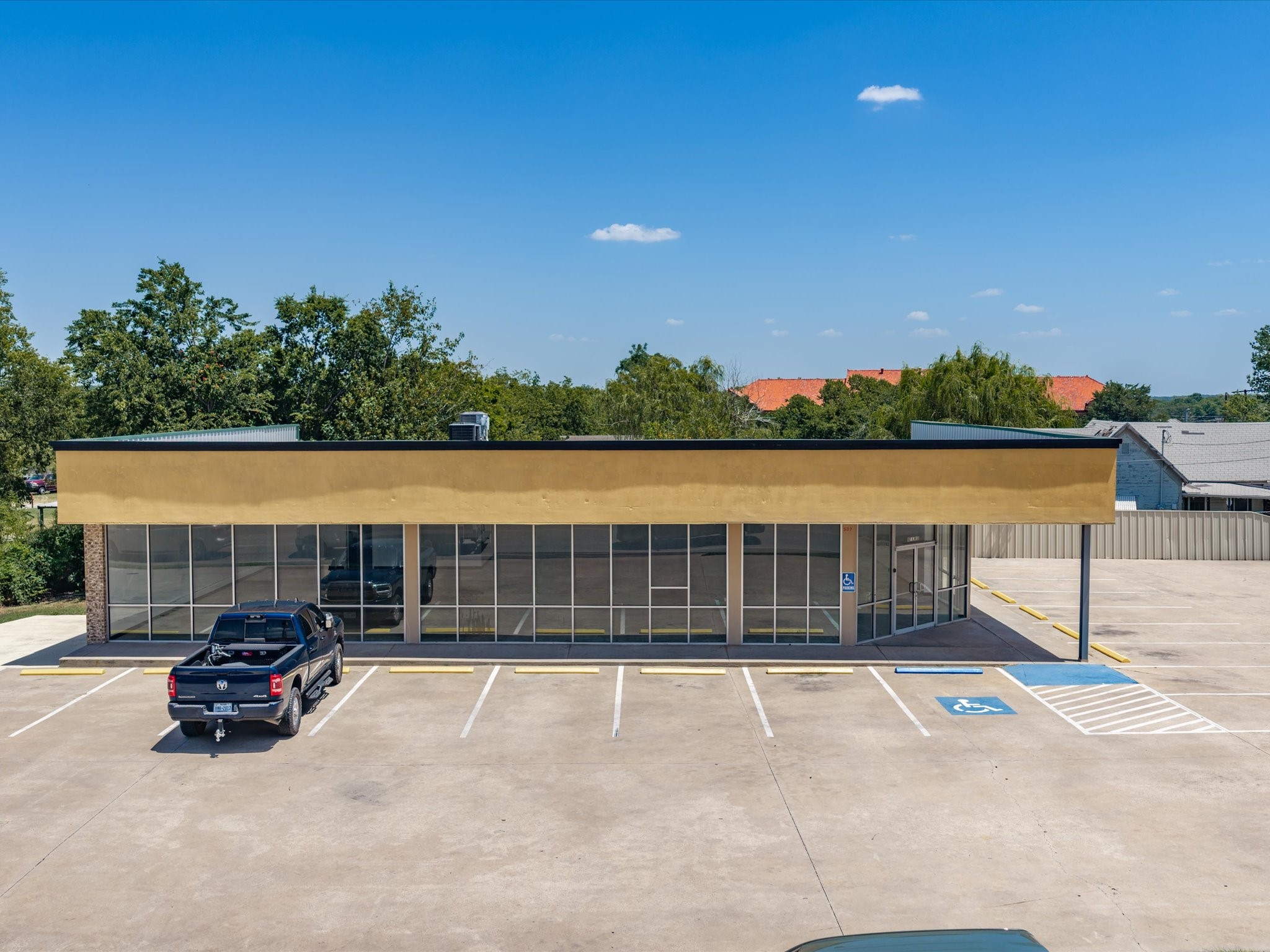507 E Wise Street, Bowie, TX 76230 — photo 2