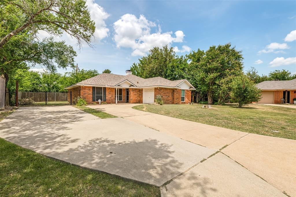 1004 Oak Grove Lane — photo