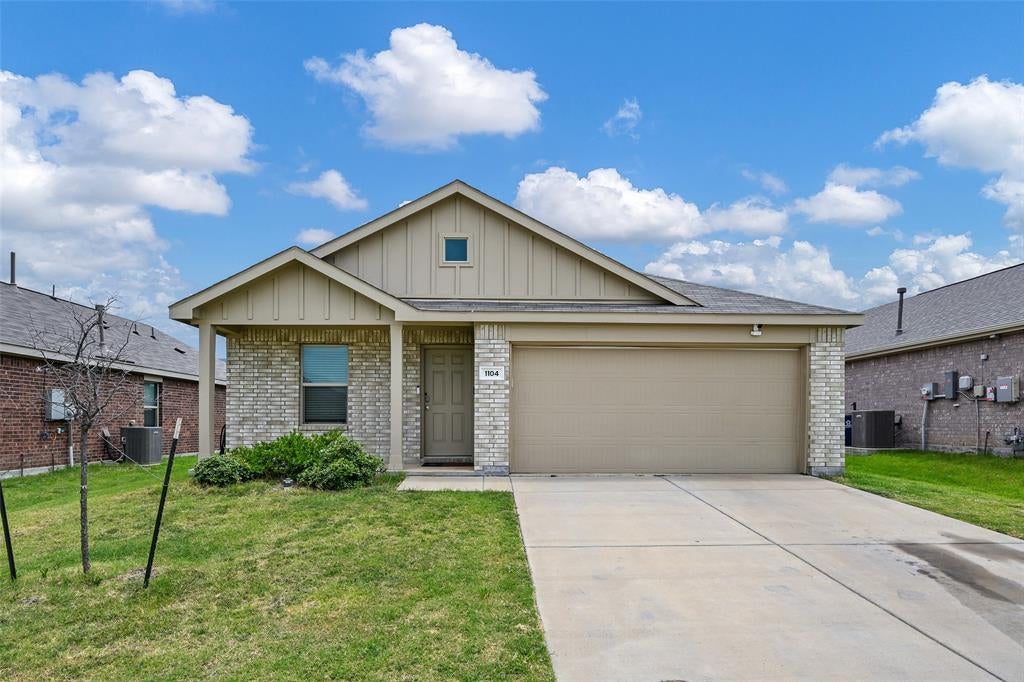 1104 Crestview Drive — photo