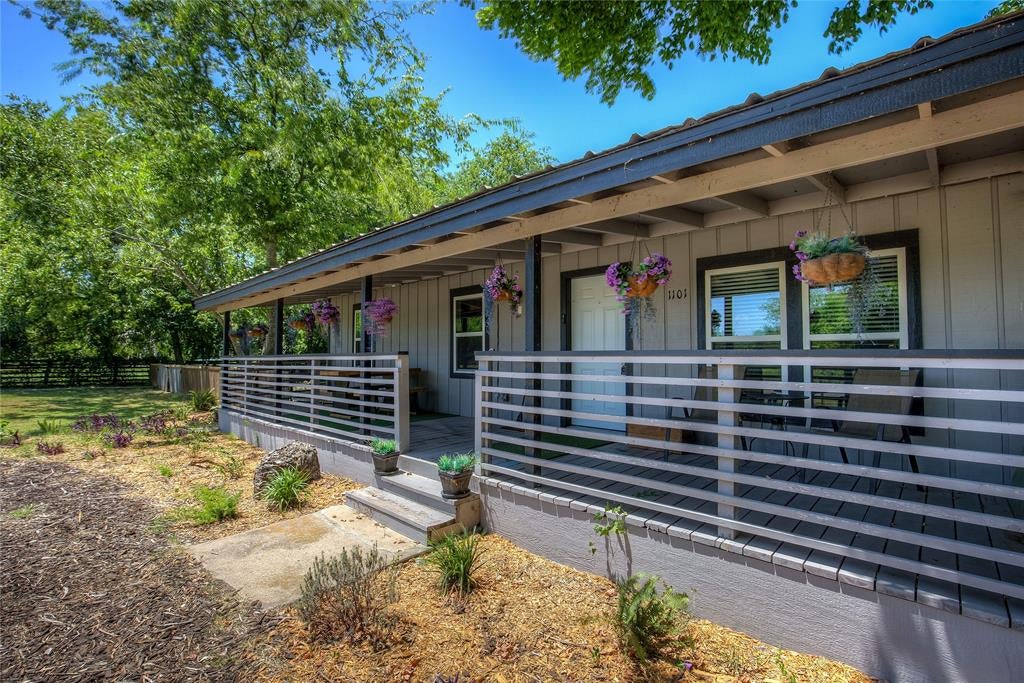 1101 Redoak Drive — photo
