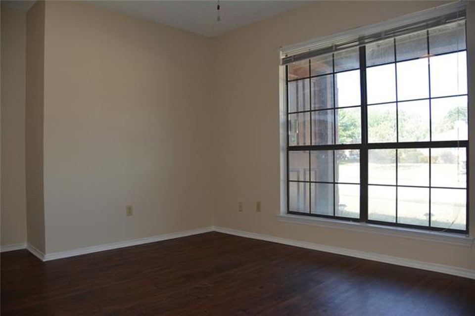 216 E Denton Drive, Euless, TX 76039 — photo 2