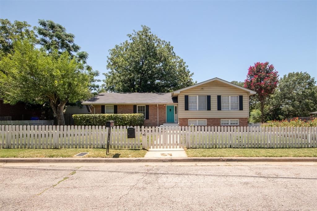 2325 Lake Ridge Circle — photo