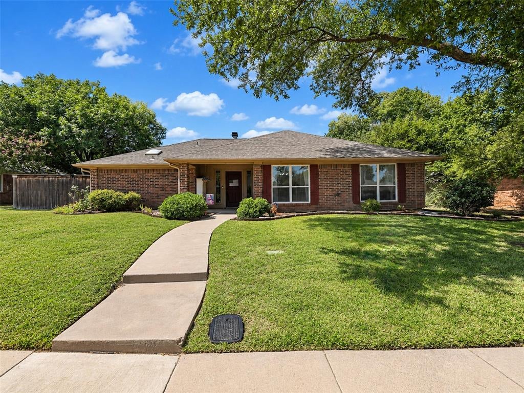 2136 Goldfinch Drive — photo