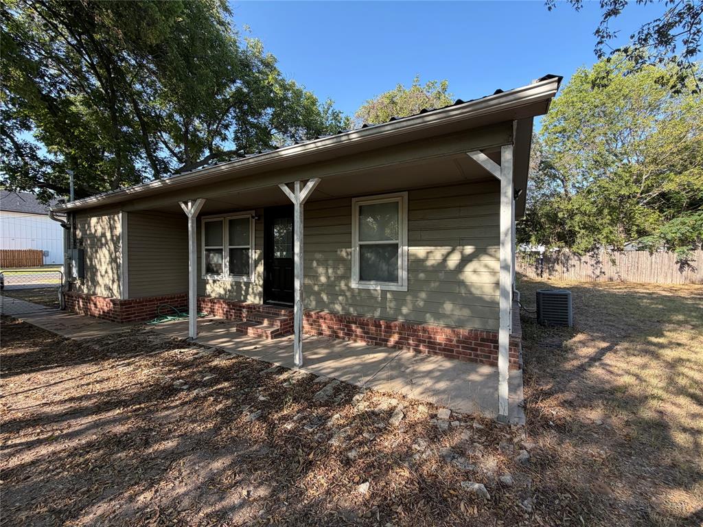 979 W Pecan Street — photo