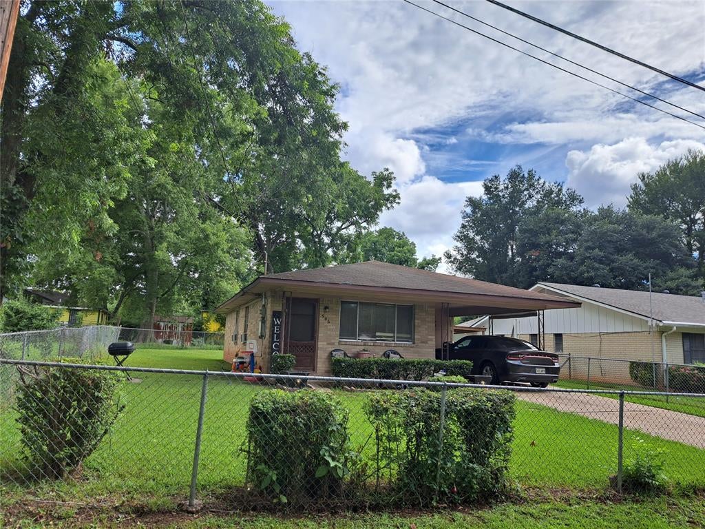 546 Barry Street — photo