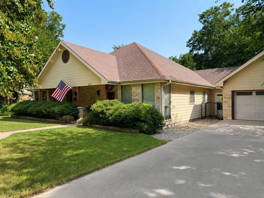 527 W Roberts Street — photo