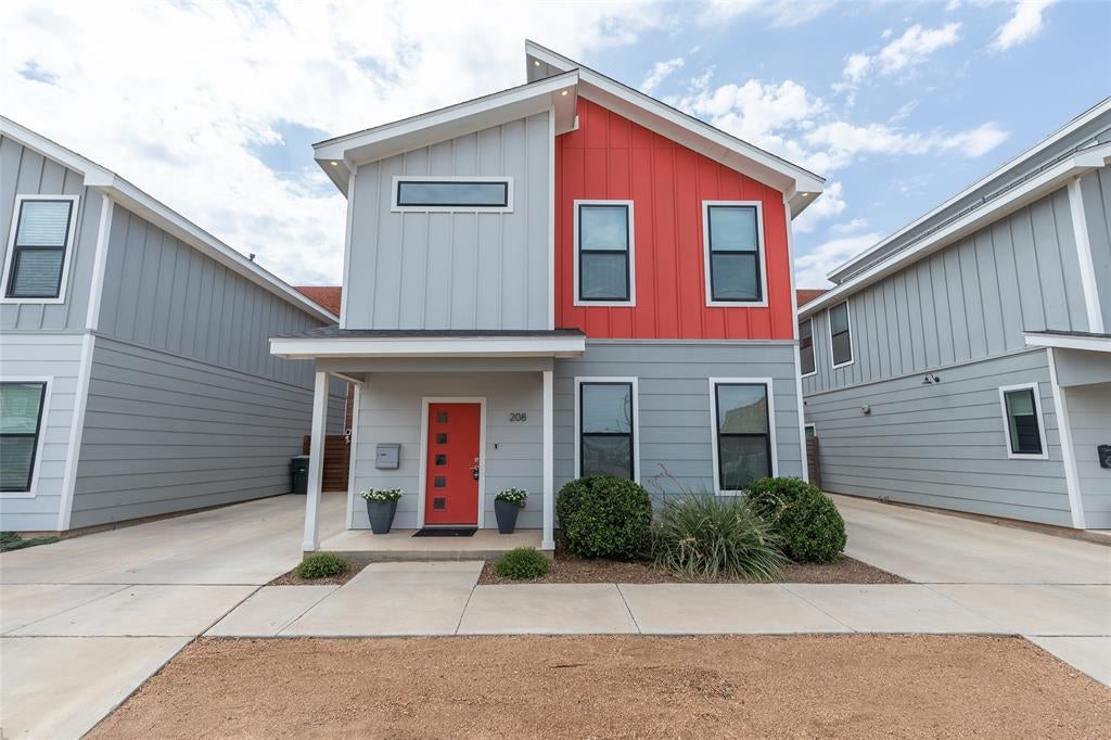 208 Pecan Street — photo