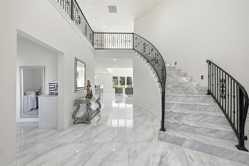 7725 Lakeview Circle — photo