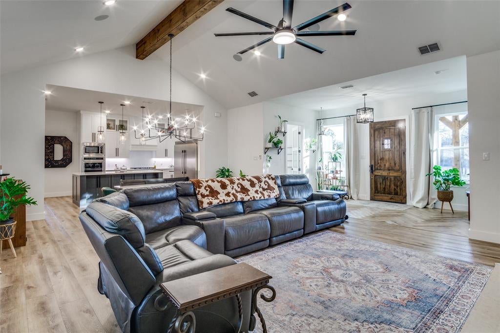 112 Wooded Acres Drive — photo