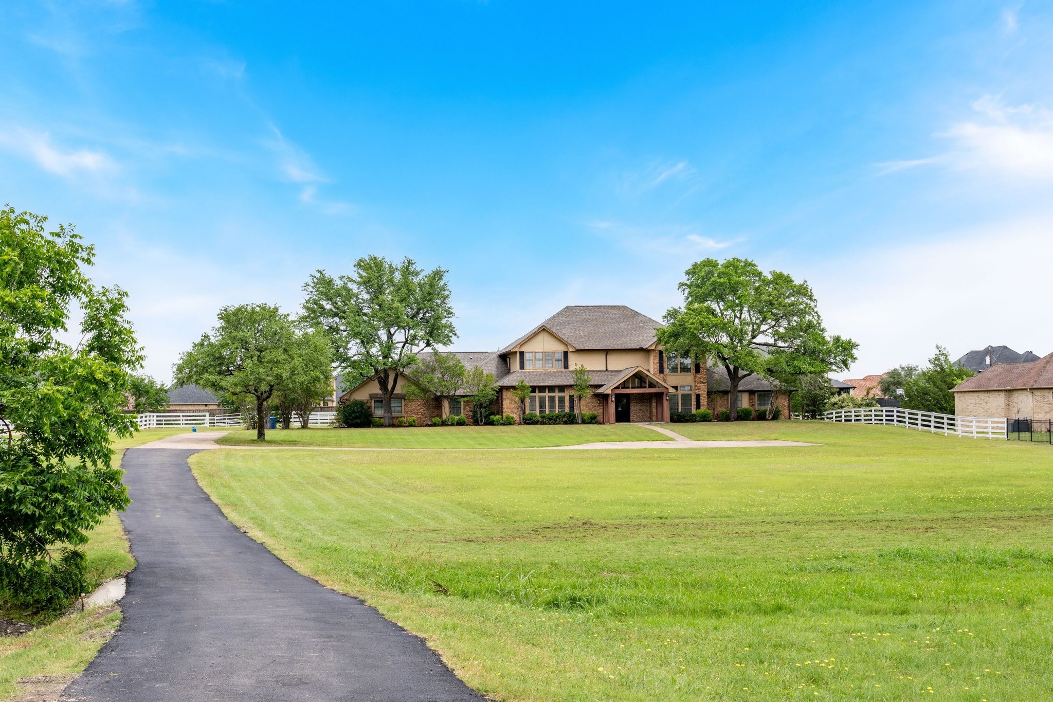 915 W Pleasant Run Road — photo