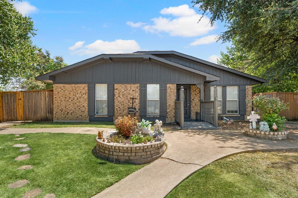1706 Delaford Circle — photo