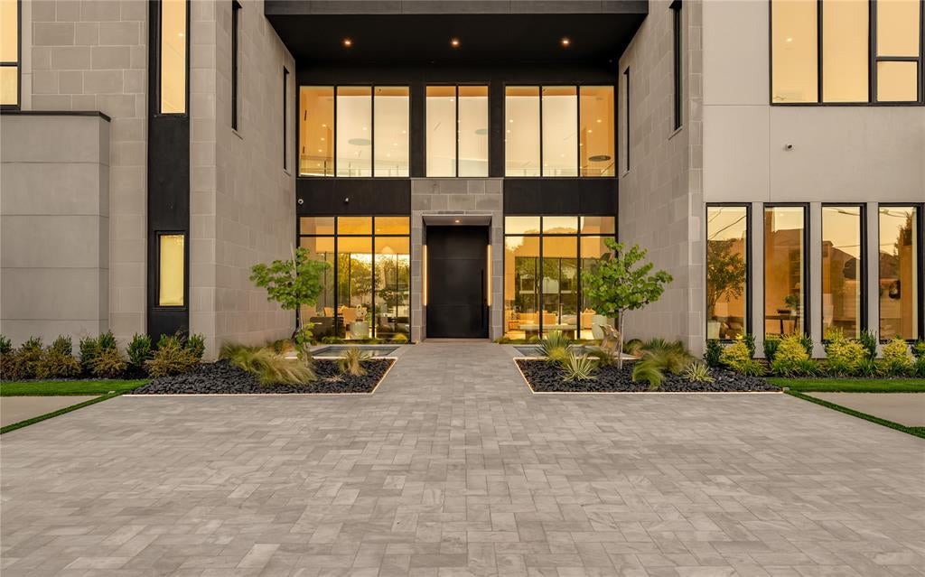10011 Lennox Lane — photo