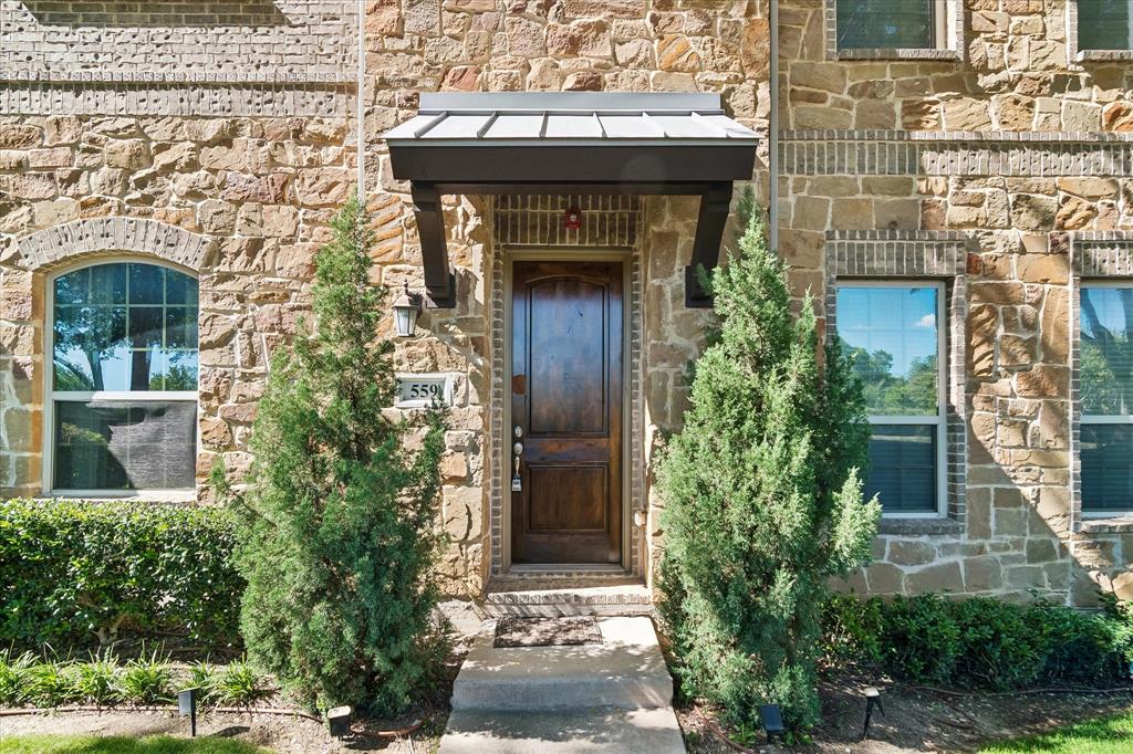 559 W Royal Lane — photo