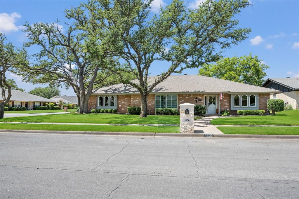 1600 Forest Glen Court — photo