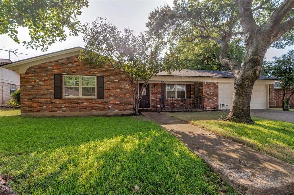 2304 Shady Brook Drive — photo